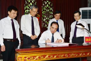 Đồng chí Bí thư Tỉnh ủy Chẩu Văn Lâm ghi lưu bút tại đền thờ Chủ tịch Hồ Chí Minh.