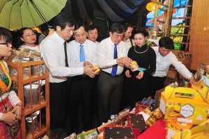 Các đồng chí lãnh đạo tỉnh tham quan các gian hàng giới thiệu sản phẩm tại Ngày văn hóa