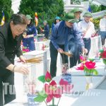 Đoàn đại biểu tỉnh Tuyên Quang dâng hương tưởng niệm các Anh hùng liệt sĩ tại Nghĩa trang Liệt sĩ quốc gia Vị Xuyên