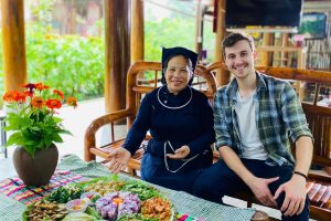 Du khách nước ngoài trải nghiệm ẩm thực tại homestay Triệu Cường, thôn Nà Tông, xã Thượng Lâm (Lâm Bình).