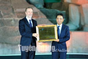 Trưởng đại diện UNESCO tại Việt Nam Christian Manhart trao Bằng vinh danh ghi danh hát Then, đàn tính cho lãnh đạo Bộ Văn hóa Thể thao và Du lịc