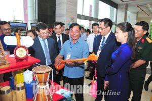 Các đồng chí lãnh đạo tỉnh giới thiệu sản phẩm du lịch của Tuyên Quang cho đại biểu tham dự hội nghị.