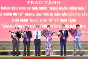 Đồng chí Chủ tịch HĐND tỉnh Nguyễn Văn Sơn tặng hoa chúc mừng các cá nhân
 được tặng danh hiệu Nghệ sỹ ưu tú.