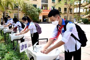 Học sinh trường THCS Lê Quý Đôn, thành phố Tuyên Quang rửa tay sát khuẩn trước khi vào lớp.