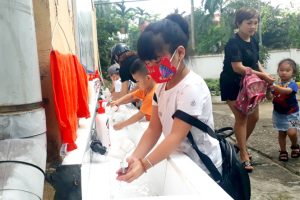 Trẻ rửa tay trước khi vào lớp tại trường Mầm non Ỷ La (TP Tuyên Quang).