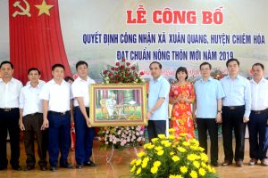 Đồng chí Bí thư Tỉnh ủy Chẩu Văn Lâm và các đồng chí lãnh đạo tỉnh
 tặng xã Xuân Quang bức ảnh Chủ tịch Hồ Chí Minh.