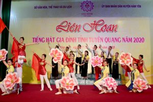 Tiểu phẩm của huyện Hàm Yên tại Liên hoan tiếng hát gia đình tỉnh Tuyên Quang năm 2020
 về nội dung phòng, chống bạo lực gia đình.