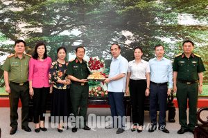 Đồng chí Bí thư Tỉnh ủy Chẩu Văn Lâm tặng Đại tướng Đỗ Bá Tỵ cụm Tượng đài Bác Hồ với nhân dân các dân tộc tỉnh Tuyên Quang.