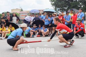 VĐV đoàn Tuyên Quang tham gia môn đẩy gậy tại giải.