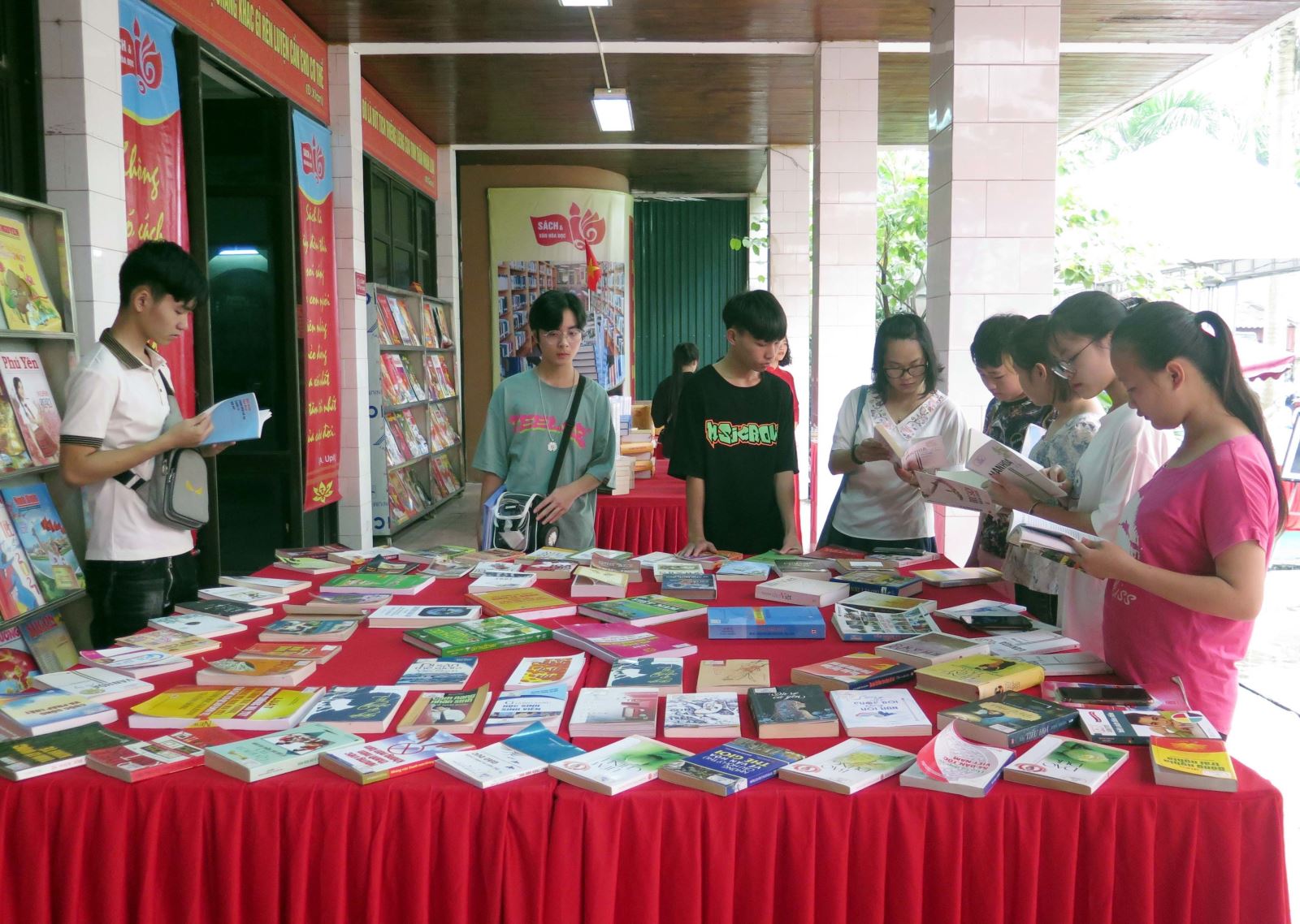 Tổ chức Ngày Sách và Văn hóa đọc Việt Nam hằng năm trên phạm vi toàn quốc, bảo đảm thiết thực, hiệu quả, tiết kiệm