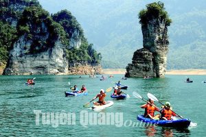 Du khách trải nghiệm chèo thuyền Kayak và khám phá thắng cảnh Cọc Vài trên hồ sinh thái Na Hang