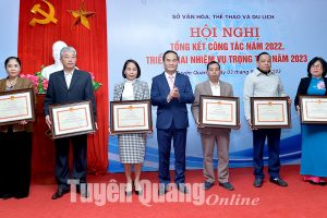 Phó Chủ tịch UBND tỉnh Hoàng Việt Phương trao Bằng khen của Bộ trưởng Bộ Văn hóa, Thể thao và Du lịch cho các tập thể, cá nhân của ngành.