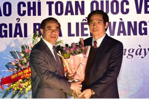 Đồng chí Bí thư Tỉnh uỷ Chẩu Văn Lâm tặng hoa chúc mừng Ban Tuyên giáo Tỉnh uỷ đã tham gia tích cực Giải Búa liềm vàng năm 2019.
