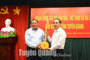 Đồng chí Bí thư Tỉnh ủy Chẩu Văn Lâm tặng Bộ trưởng Bộ Văn hóa, Thể thao và du lịch cây đàn Tính