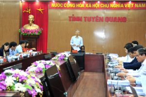 Đồng chí Chủ tịch UBND tỉnh Phạm Minh Huấn chủ trì phiên họp