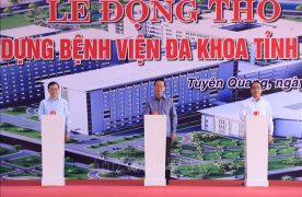 Chủ tịch nước Võ Văn Thưởng (thứ 2 từ trái sang) tham dự lễ động thổ xây dựng Bệnh Viện Đa khoa tỉnh Tuyên Quang