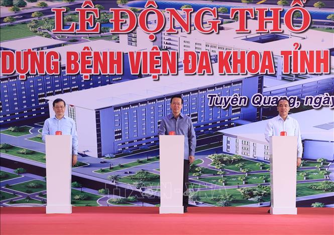 Chủ tịch nước Võ Văn Thưởng (thứ 2 từ trái sang) tham dự lễ động thổ xây dựng Bệnh Viện Đa khoa tỉnh Tuyên Quang