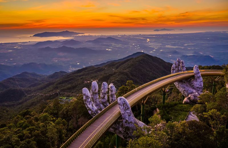 Cầu Vàng là một trong các điểm du lịch nổi tiếng nhất ở Việt Nam và trên thế giới