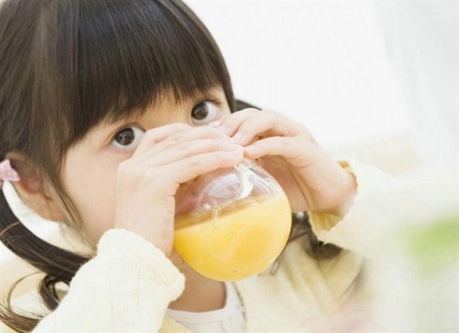 Cách hạ sốt cho bé tại nhà bằng cách cho uống nhiều nước
