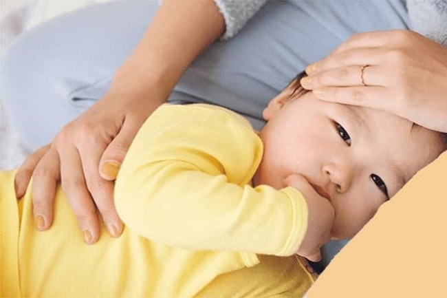Trẻ bị sốt có thể xuất phát từ nhiều nguyên nhân