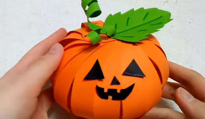 Cách làm bí ngô Halloween bằng giấy và dây lò xo bước 6