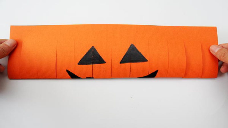 Cách làm bí ngô Halloween bằng giấy và dây lò xo bước 5