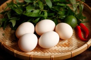 Bạn cần chọn những quả trứng gà không quá mới