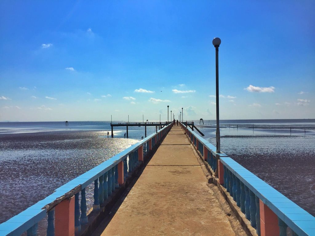 Cầu trên bãi biển Tân Thành