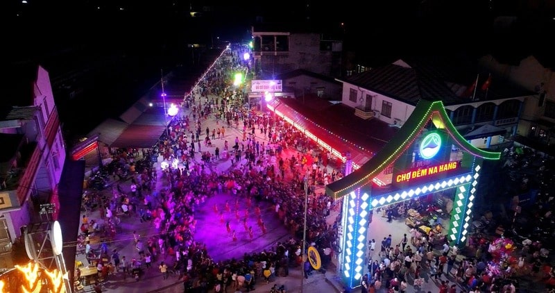 Chợ Tuyên Quang hoạt động vào buổi tối