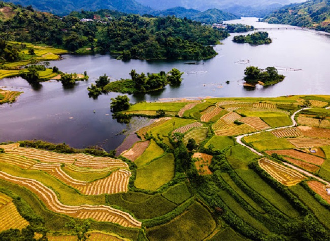 Dòng sông Lô chảy ngang qua địa phận tỉnh Tuyên Quang