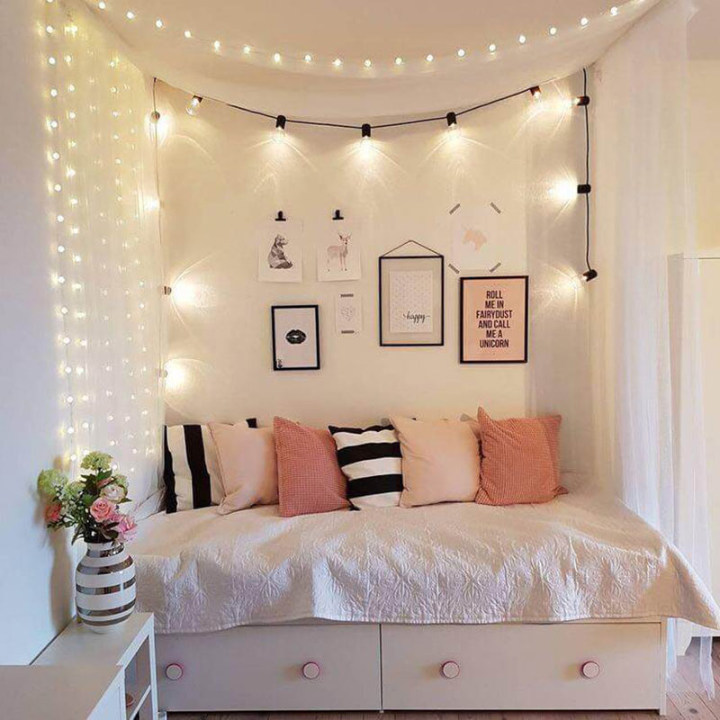 phòng ngủ đơn giản với đèn trang trí