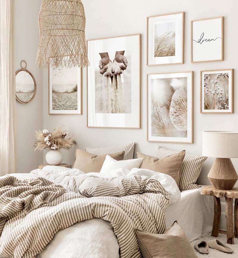 phòng ngủ đơn giản với tranh ảnh treo tường
