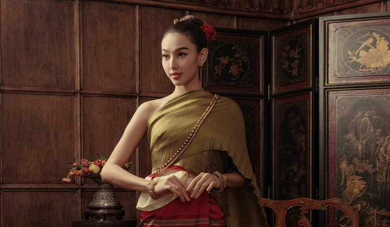 Hoa hậu Thùy Tiên mặc trang phục truyền thống Thái Lan