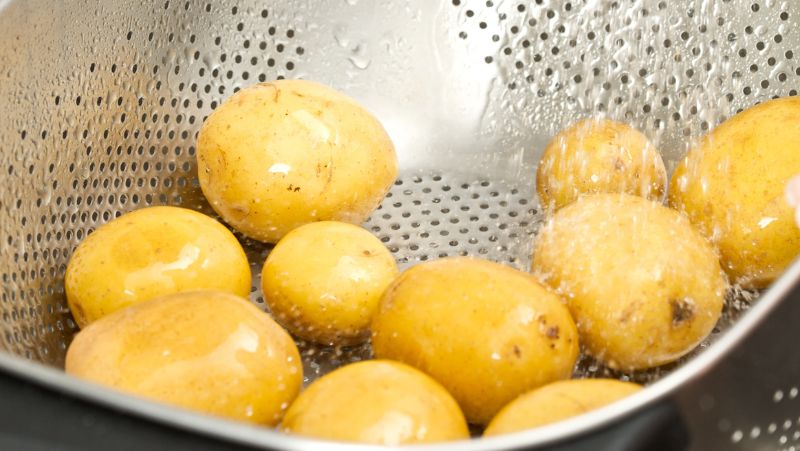 rửa khoai tây