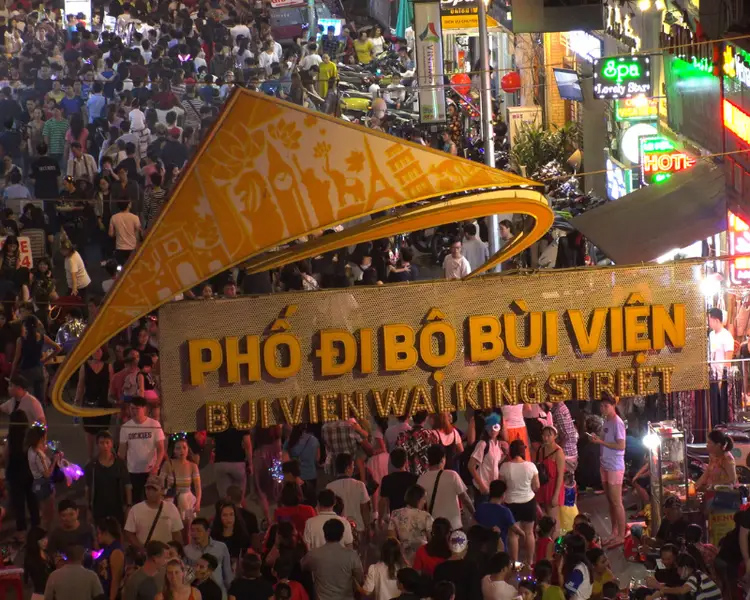 Trải nghiệm nhịp sống về đêm tại phố đi bộ Bùi Viện